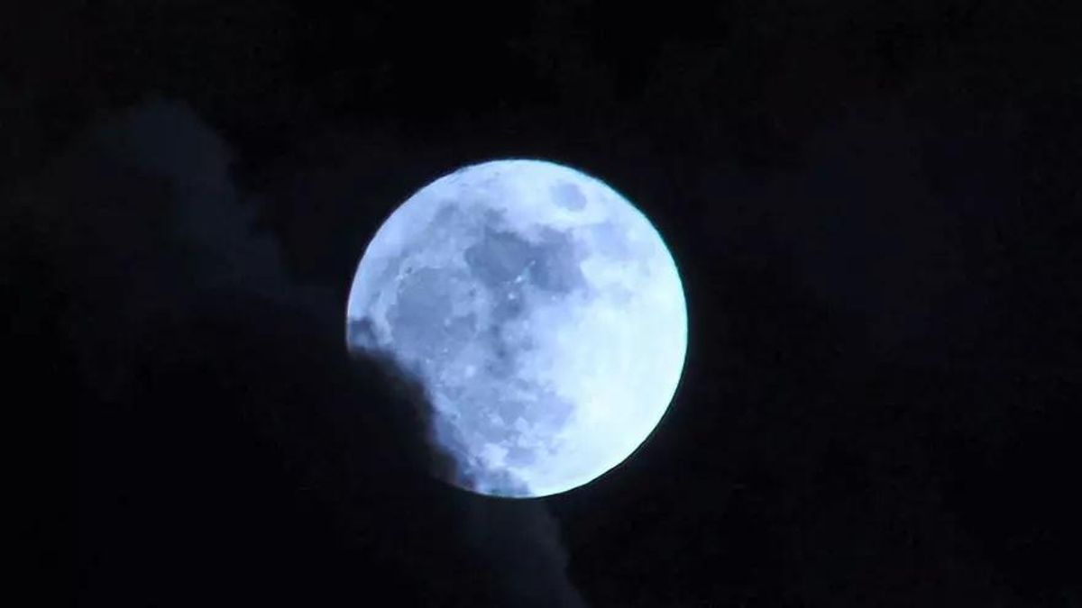 Fotografía de archivo de una superluna captada en 2016 desde la Plaza de Las Nieves de Santa Cruz de La Palma. JOSÉ AYUT