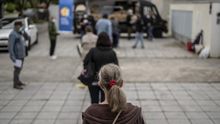 Colas ante uno de los puntos de reparto de alimentos habilitados en Madrid.