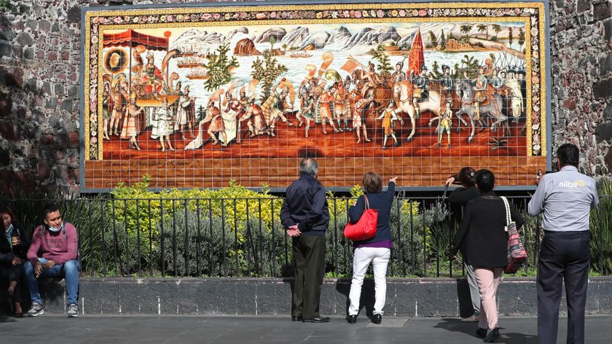 Personas observan este martes la obra, "El encuentro de Hernán Cortés y Moctezuma" del pintor Juan Correa, en la iglesia Jesús Nazareno, en la Ciudad de México. EFE/Mario Guzmán