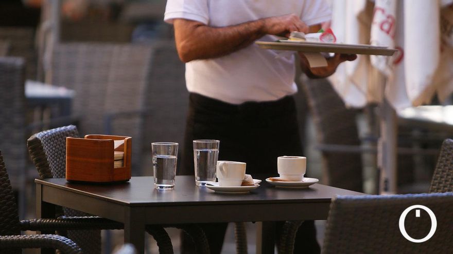Dos cafés en una terraza de Córdoba