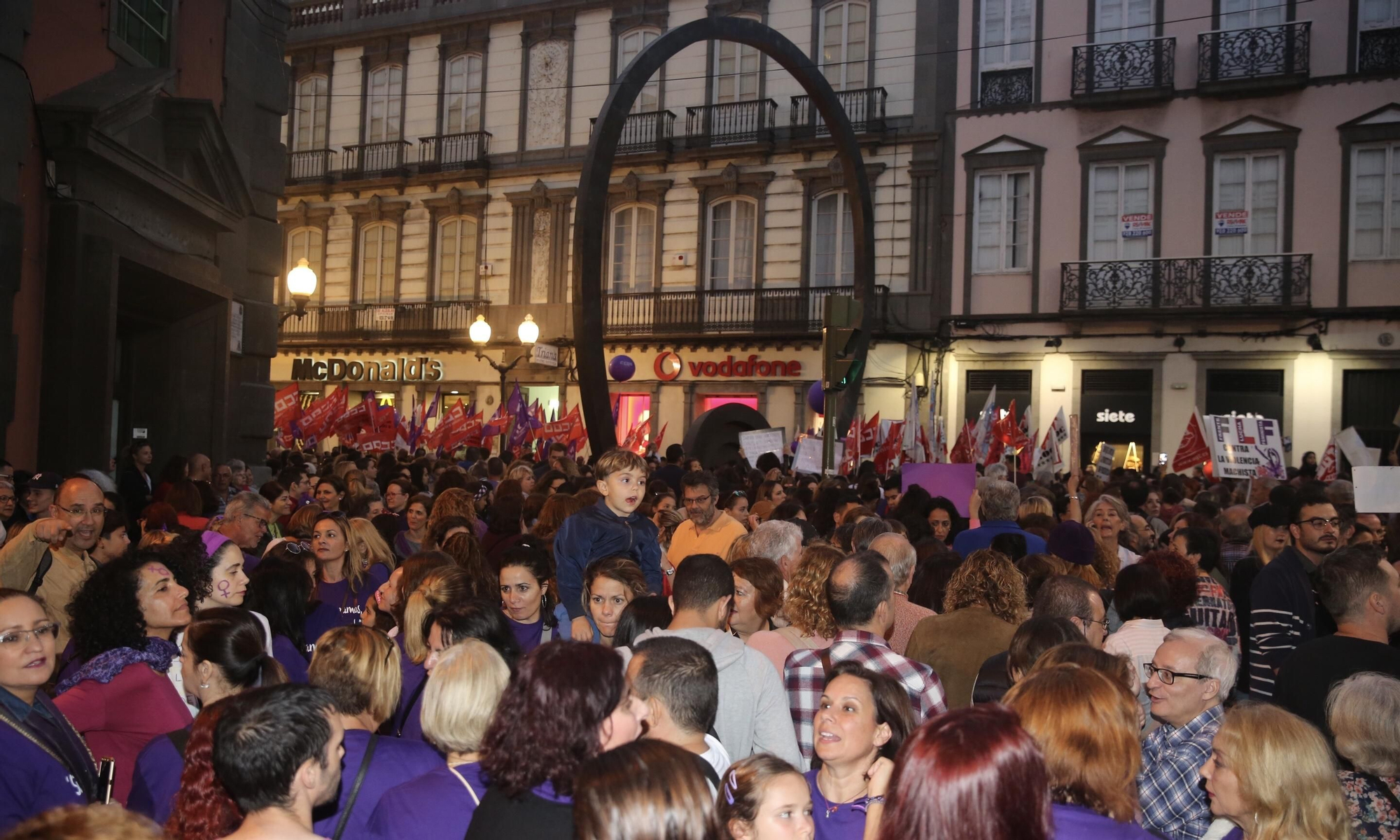 La manifestación a su paso por la calle de Triana. (Alejandro Ramos).