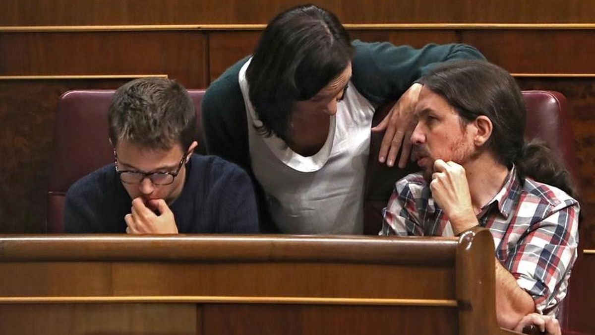 Carolina Bescansa charla con Pablo Iglesias e Íñigo Errejón en el Congreso.