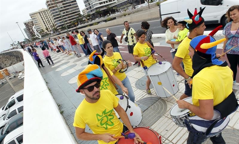 Unas cinco mil personas formaron una cadena humana en la Avenida Marítima de Las Palmas de Gran Canaria convocados por Ecologistas en Acción y la Plataforma por un Nuevo Modelo Energético para manifestar su rechazo a que se autoricen prospecciones petrolíferas en aguas cercanas a Lanzarote y Fuerteventura. EFE/Elvira Urquijo A.