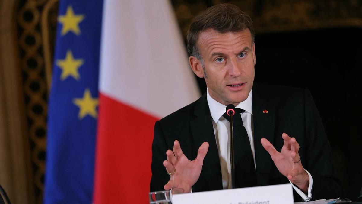 Macron se aferra al poder con cada vez menos apoyo y criticado por sus propias tropas