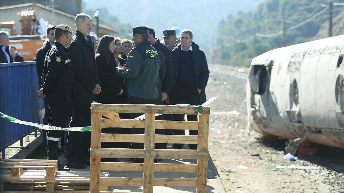 Los Reyes Felipe VI y Letizia visitan la zona 0 del accidente de trenes en Adamuz