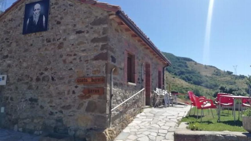 Arte y terraza en el teleclub de Paradilla, de nombre La Abubilla.