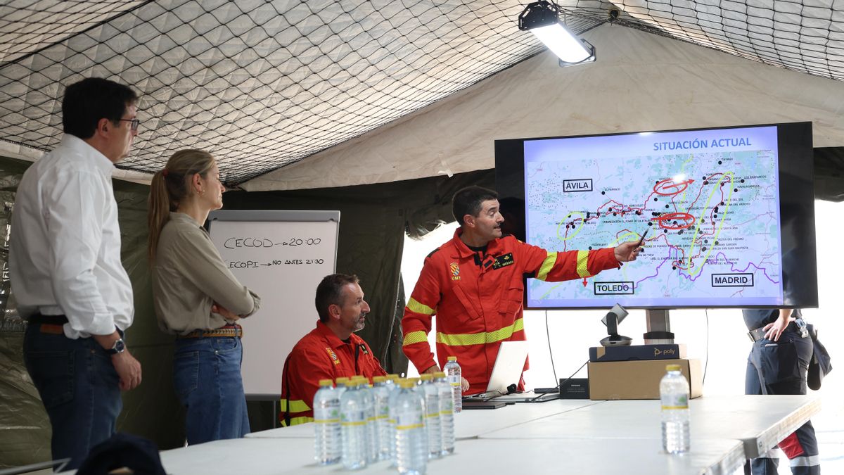 El jefe del operativo de la UME explica a los ministros Aagesen y López el estado de los incendios de Ávila y Madrid.