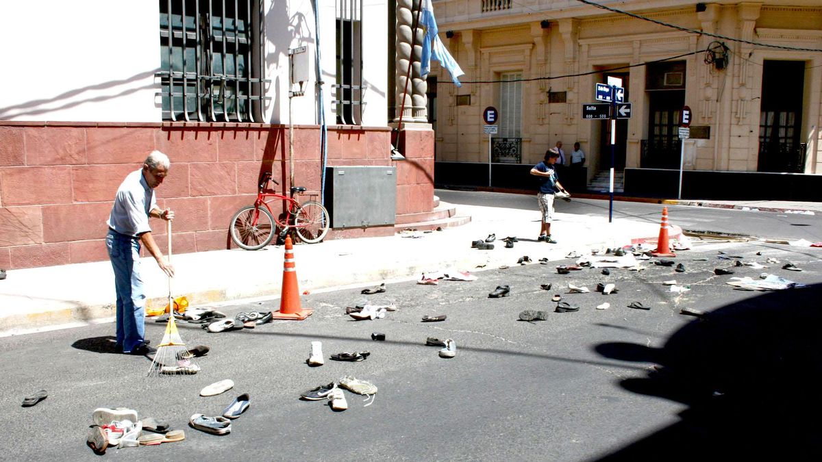 Un empleado retira los zapatos lanzados alumnos de escuelas publicas de Corrientes en marzo pasado, como protesta contra la política educativa provincial.