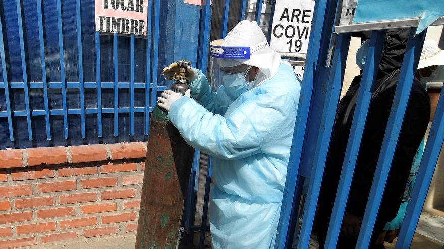 Trabajadores sanitarios cargan cilindros de oxígeno en el Hospital Benigno Sánchez de Quillacollo, en Cochabamba (Bolivia). EFE/Jorge Abrego/Archivo
