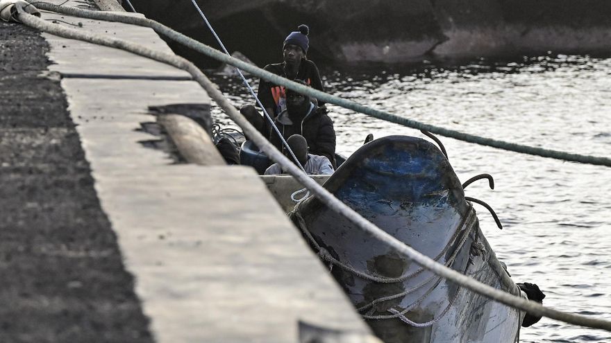 Dos cayucos llegan por sus propios medios a Canarias este domingo