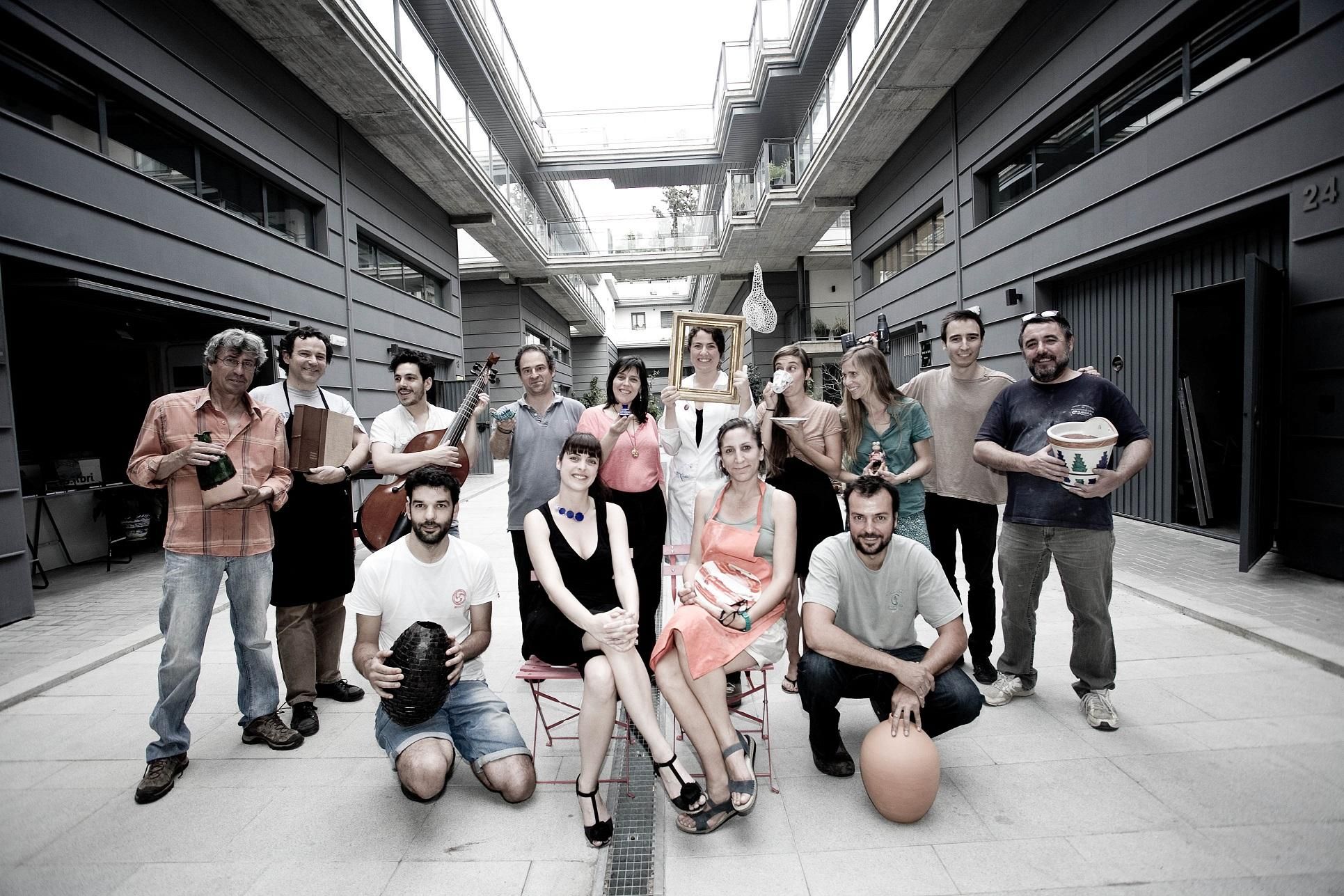 Parte de los integrantes de Rompemoldes. Un espacio donde se funden el arte y el "buen rollo", formando una gran familia.