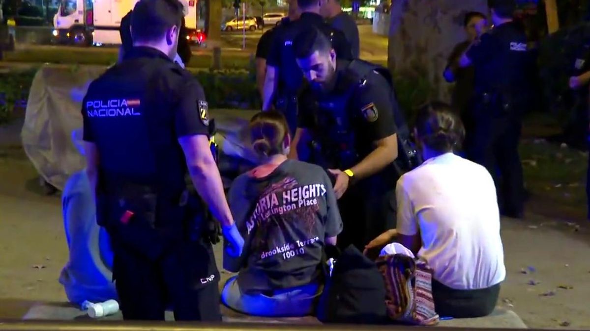 La joven apuñalada en el Paseo del Prado, atendida por agentes de la Policía Nacional