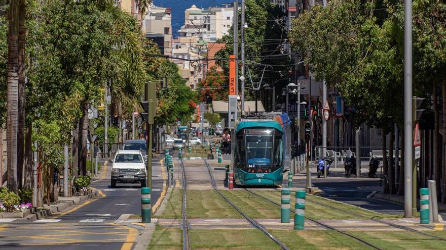Herido el conductor de un coche tras chocar con el tranvía en La Laguna