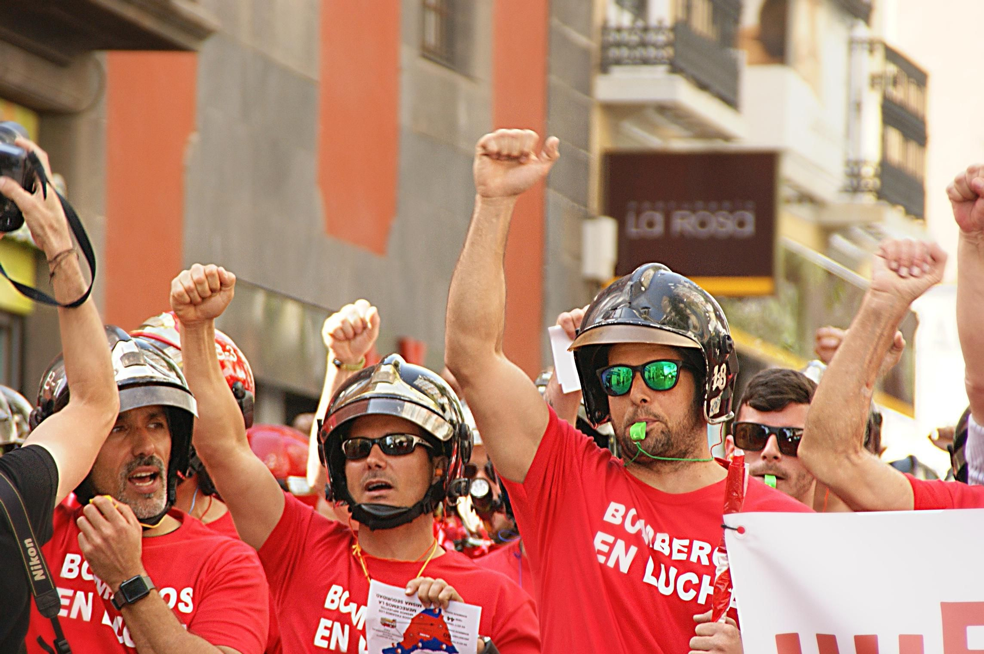 Bomberos al grito de "ni un paso atrás" durante la marcha de este viernes