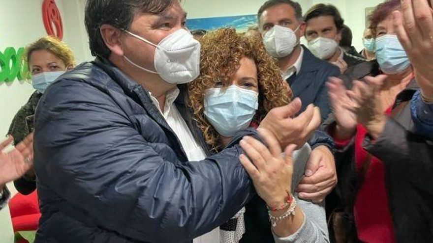 El alcalde de Huelva, Gabriel Cruz, y la secretaria general del PSOE de Huelva y presidenta de la Diputación, María Eugenia Limón, en las pasadas primarias de la formación en Huelva.