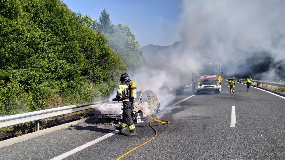 Incendio de un coche en la A-6 a la altura de Trabadelo.