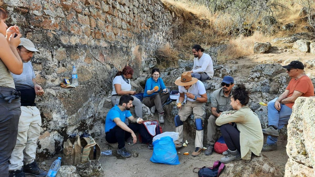 Ricardo Izquierdo, primero por la derecha, junto con un grupo de estudiantes durante las excavaciones realizadas este verano