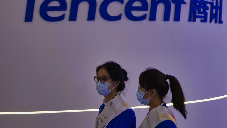 Dos mujeres caminan frente al stand de Tencent durante la Conferencia Mundial de Internet en Wuzhen, China. La versión china de la red social TikTok, Douyin, presentó una demanda judicial contra el gigante digital Tencent, al que acusa de prácticas monopolísticas. EFE/EPA/ALEX PLAVEVSKI/Archivo