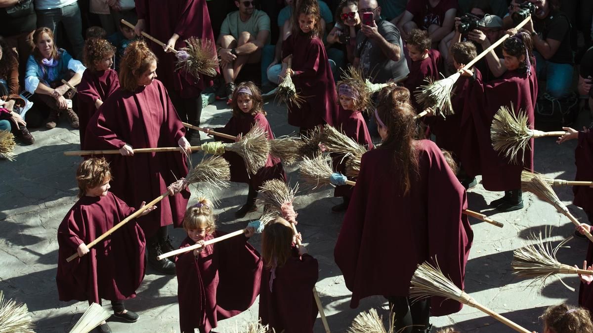 A una hora de Barcelona: la villa que se convierte en un escenario al aire libre con una feria de brujas este 31 de octubre