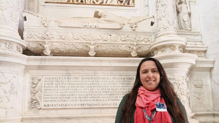 Laura Tinajero, humanista sevillana, junto a la tumba de Catalina de Ribera, una de las mujeres más influyentes de Sevilla entre los siglos XV y XVI