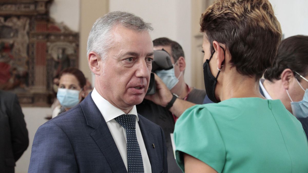 Urkullu, sin mascarilla, hablando con Chivite, en una conferencia de presidentes