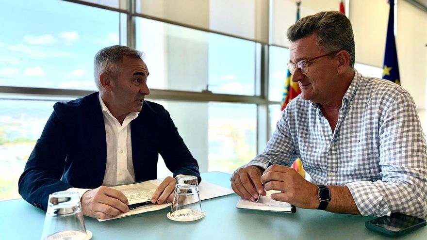 El conseller de Agricultura, Agua, Ganadería y Pesca, Miguel Barrachina, y el conseller de Medio Ambiente, Infraestructuras y Territorio, Vicente Martínez Mus,