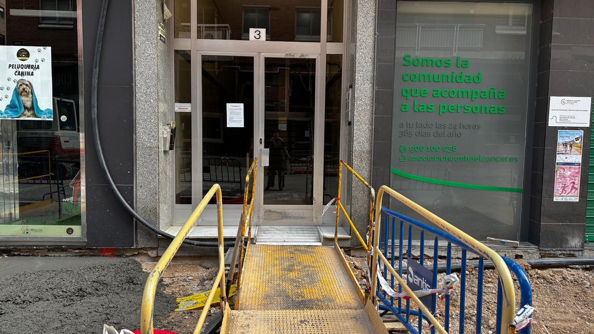 El vecindario de la calle Lardero de Logroño insiste en sus reclamaciones y llena de carteles los portales