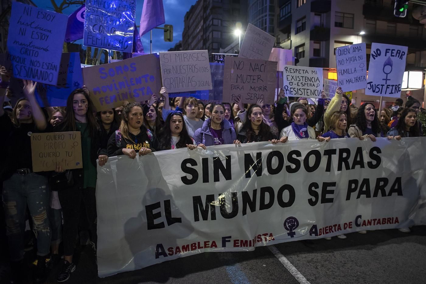 Manifestación feminista en Santander durante la huelga del 8M. | JOAQUÍN GÓMEZ SASTRE