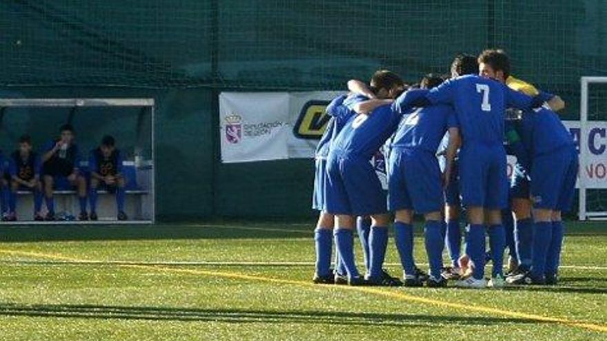 Los integrantes del once inicial se conjura antes del partido.