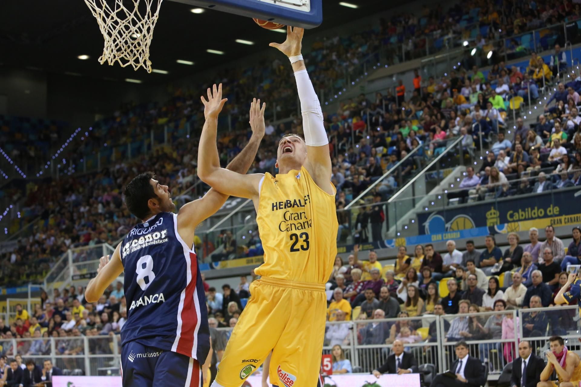 Encuentro entre el Herbalife Gran Canaria y Rio Natura Monbus Obradoiro en el Gran Canaria Arena.