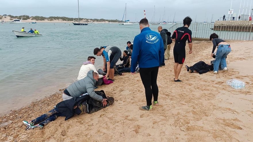 Hallan una narcolancha en Sancti Petri (Cádiz) cerca de donde tiraron a migrantes al mar