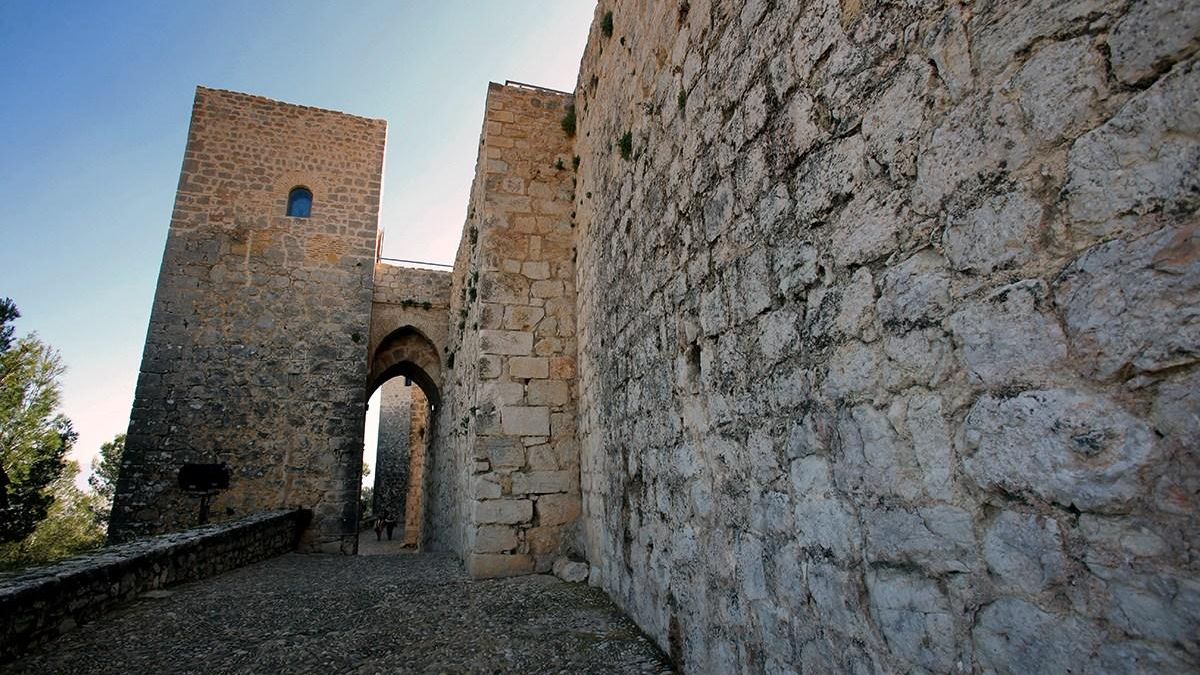 El recinto presenta una característica forma de triángulo alargado, construido con diversos materiales como mampostería, sillarejo y ladrillo