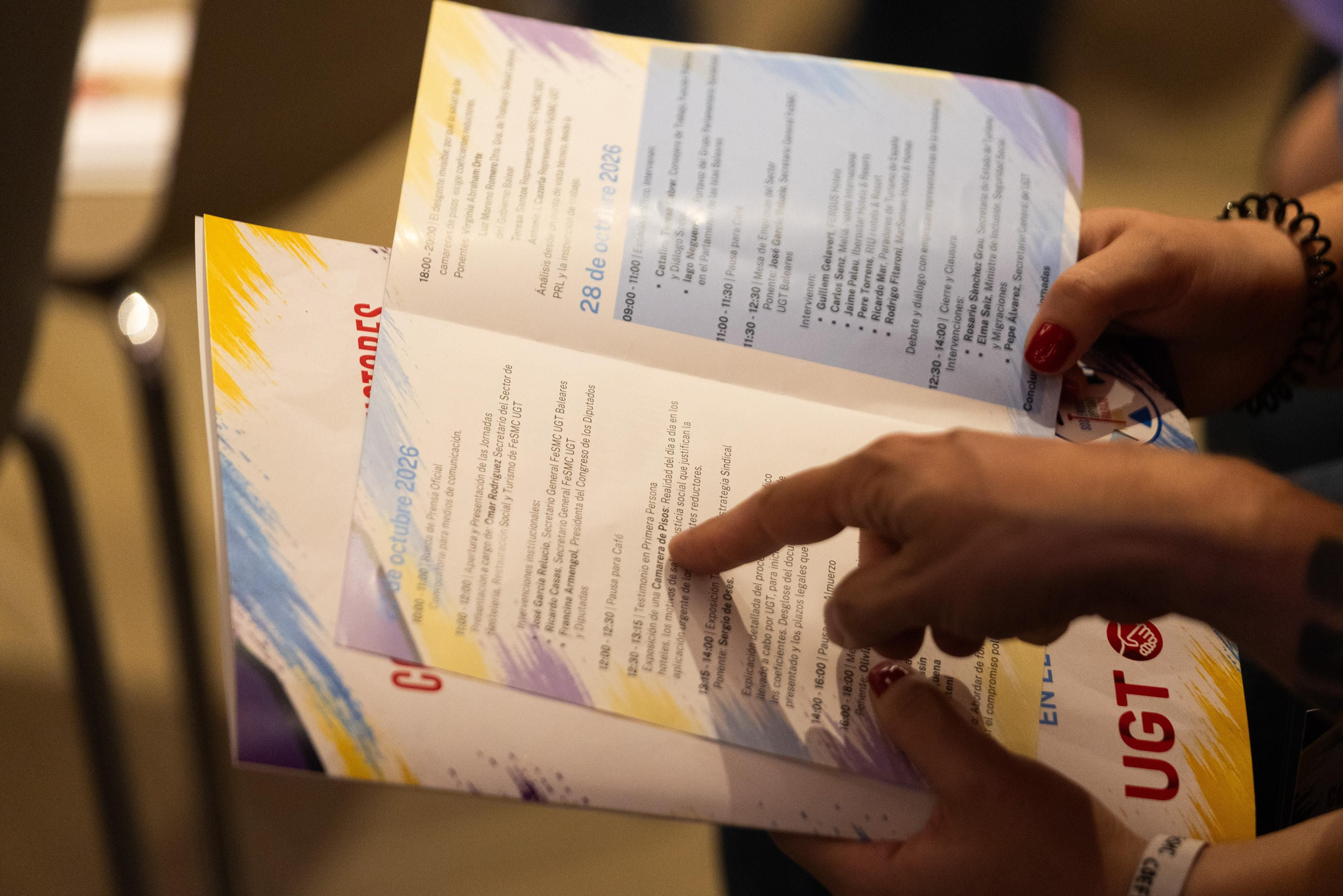 Una de las asistentes a las jornadas consulta el programa del encuentro, centrado en la reclamación de una jubilación anticipada para las camareras de piso