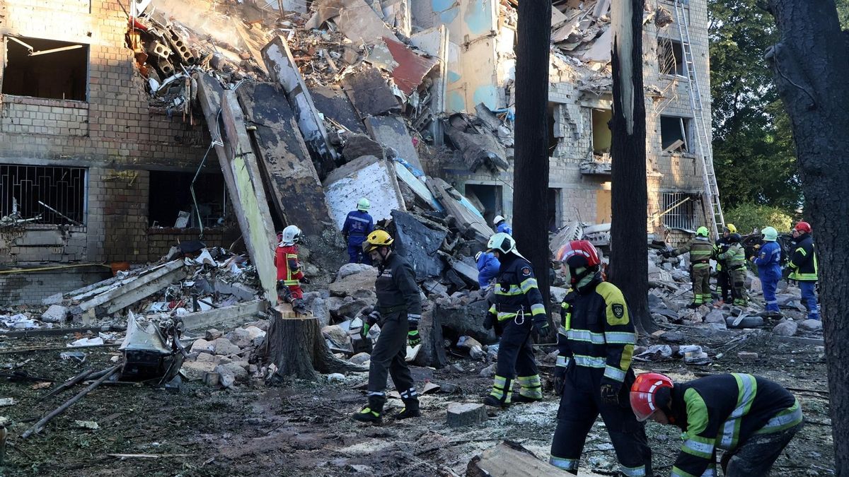 Bomberos entre las ruinas de un edificio de apartamentos bombardeado por Rusia en Kiev, este lunes.