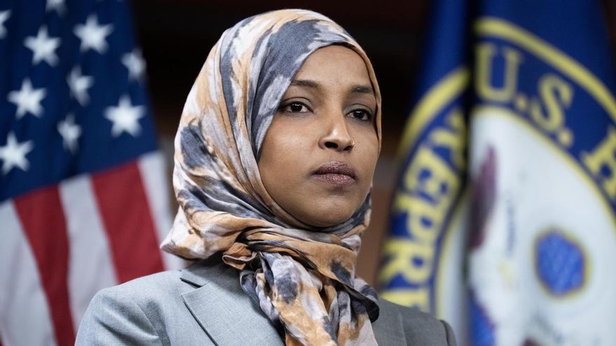 Quién es Ilhan Omar, la congresista de origen somalí a la que tanto insulta y odia Trump y que acaba de ser atacada en Minneapolis