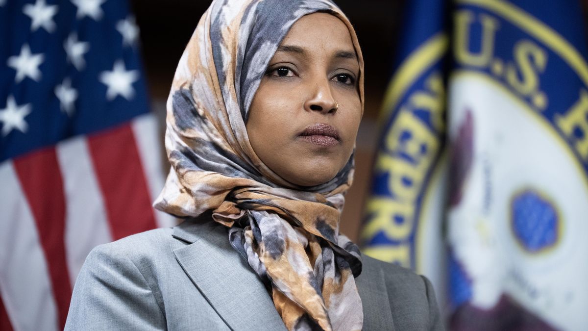 La representante Ilhan Omar, demócrata por Minnesota, en una conferencia de prensa con miembros del Caucus Progresista del Congreso de EEUU, el 13 de enero de 2026.
