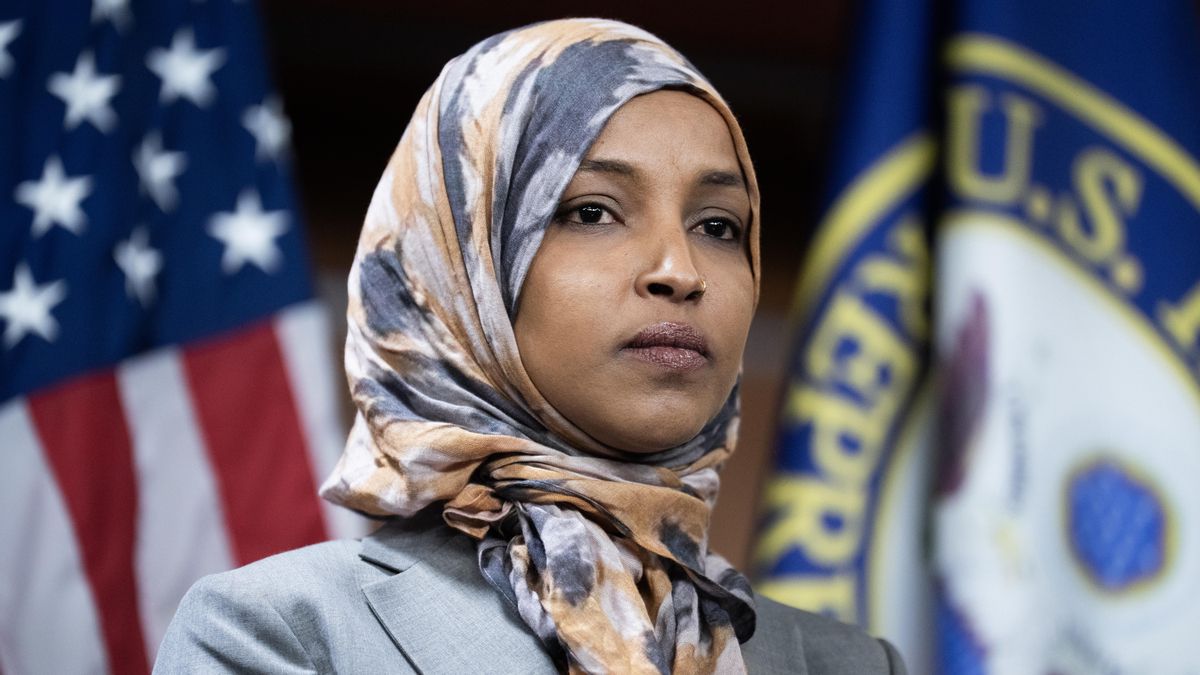 Agentes federales registran la casa de Ilhan Omar, la congresista demócrata más amenazada por Donald Trump