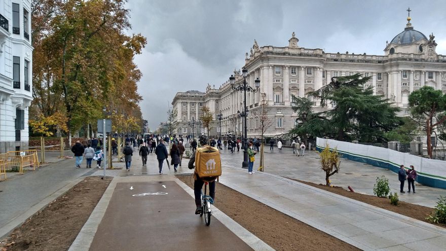 Nueva Plaza España - carril bici llegando al Palacio Real