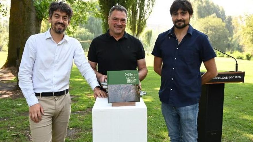 El autor de ‘Sebes. Los paisajes culturales leoneses', Víctor Casas, flanqueado por Pablo López Presa (izquierda) y Emilio Gancedo, en la presentación del libro. // Peio García / ICAL