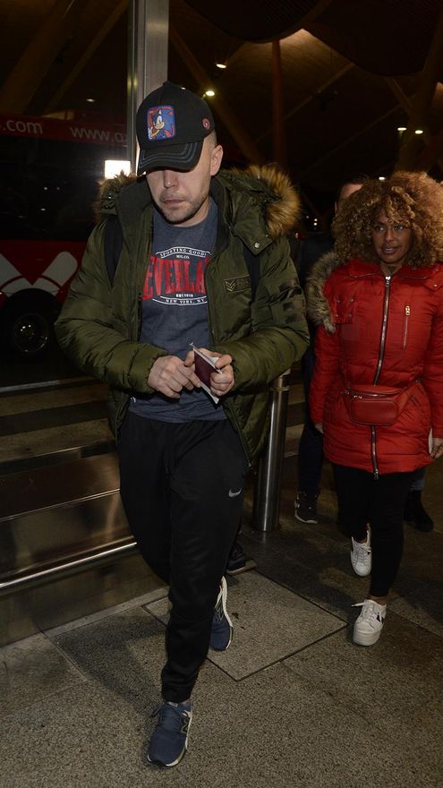 Cristian Suescun y Yiya de Guillén en el aeropuerto de Barajas