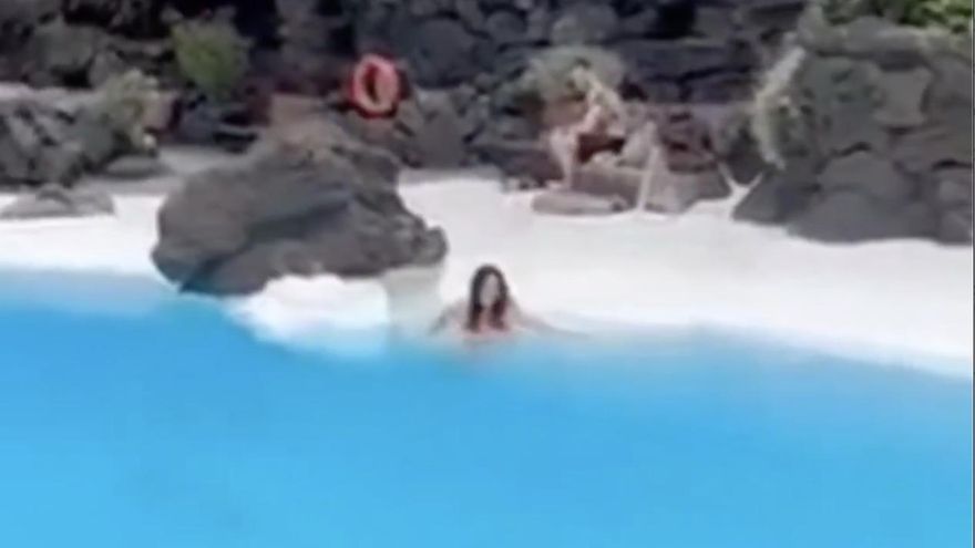Una turista se salta la prohibición y se da un baño en los Jameos del Agua, el tercer incidente de este tipo en un año