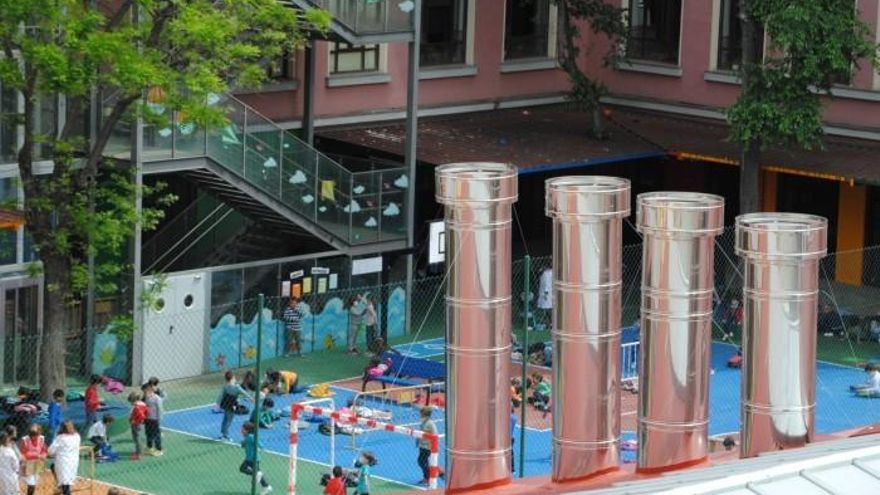 Chimeneas de la cocina fantasma junto al patio del colegio Unamuno