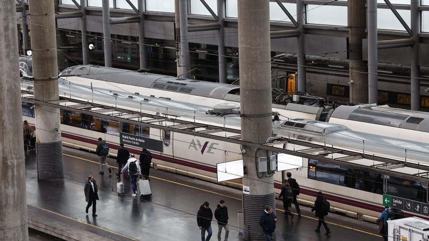 Trenes del Ave esperan a sus pasajeros este martes en la estación de Atocha en Madrid.