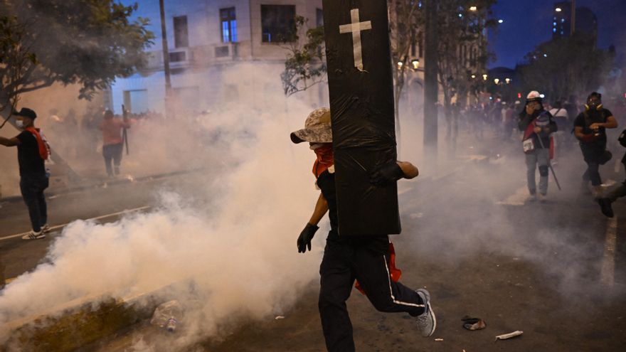 Perú: al grito de "Dina asesina, el pueblo te repudia", manifestantes pidieron la renuncia de la presidenta