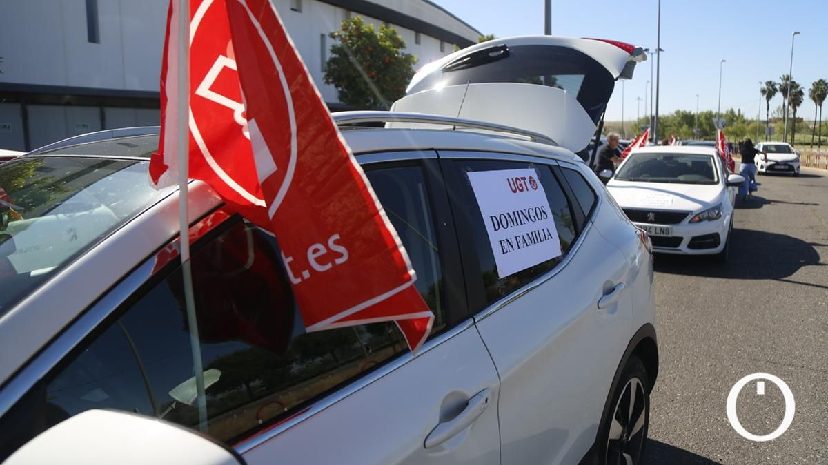 Caravana de vehículos para mostrar su disconformidad con la apertura de comercios en domingos y festivos