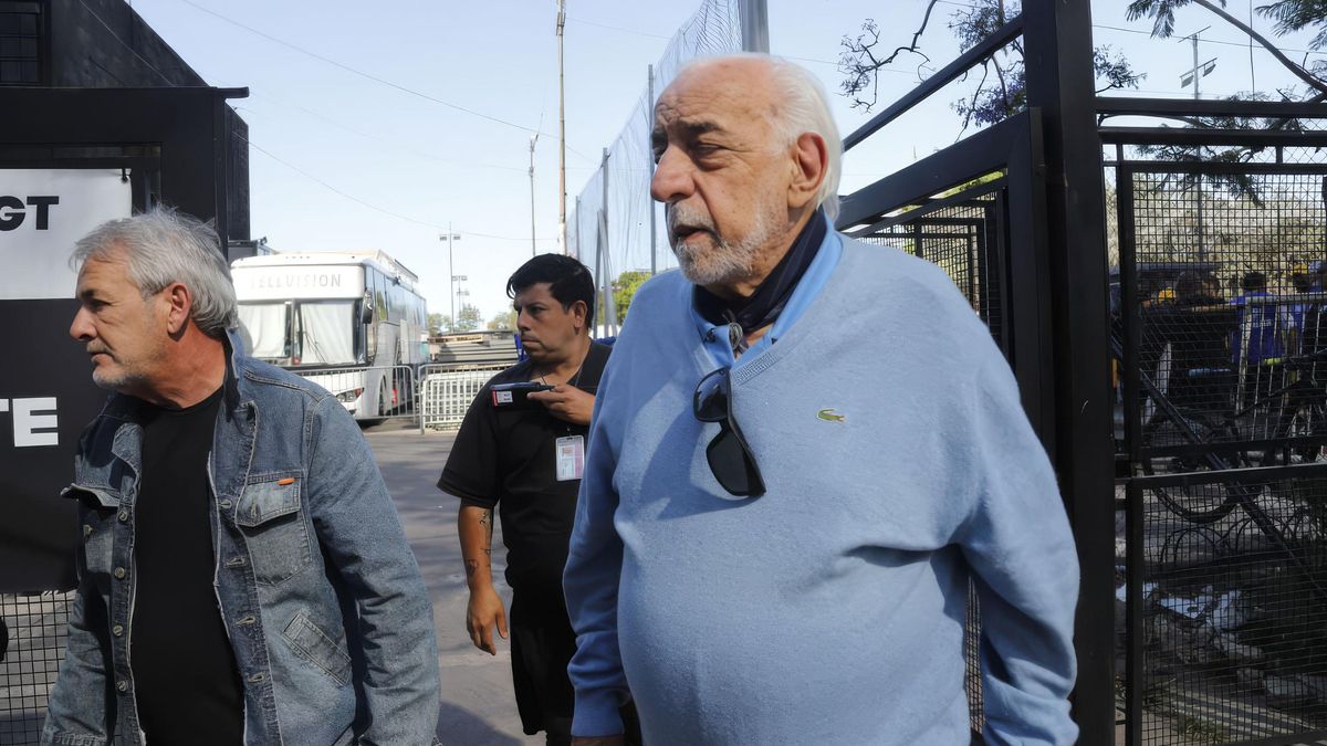 Roberto Fernandez, UTA., se retira del Congreso Nacional Ordinario de la CGT sin haber votado