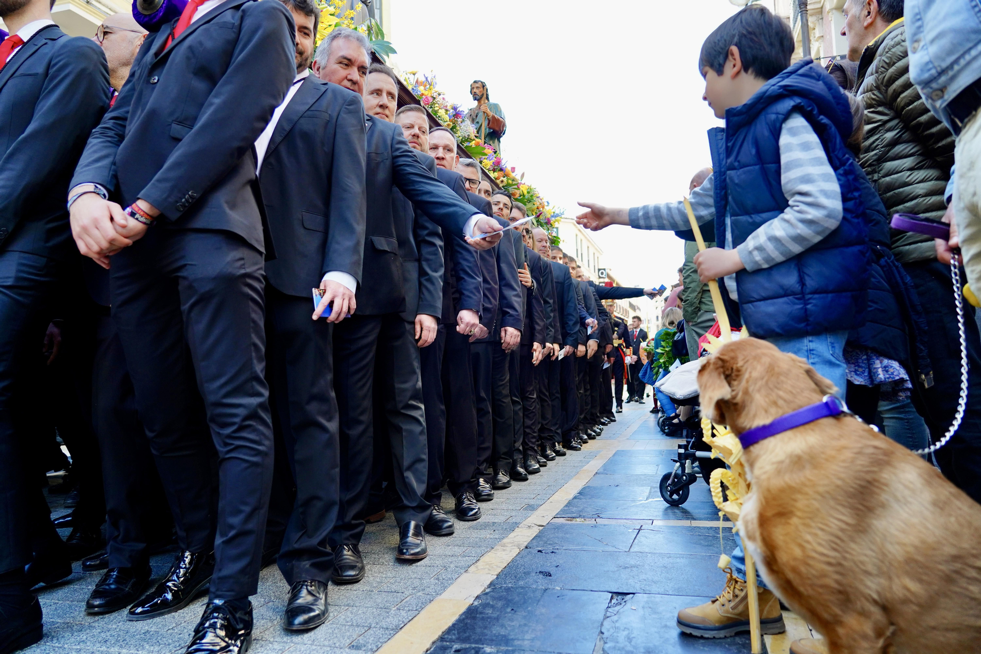 Una procesión de Las Palmas en León bajo el sol y en imágenes