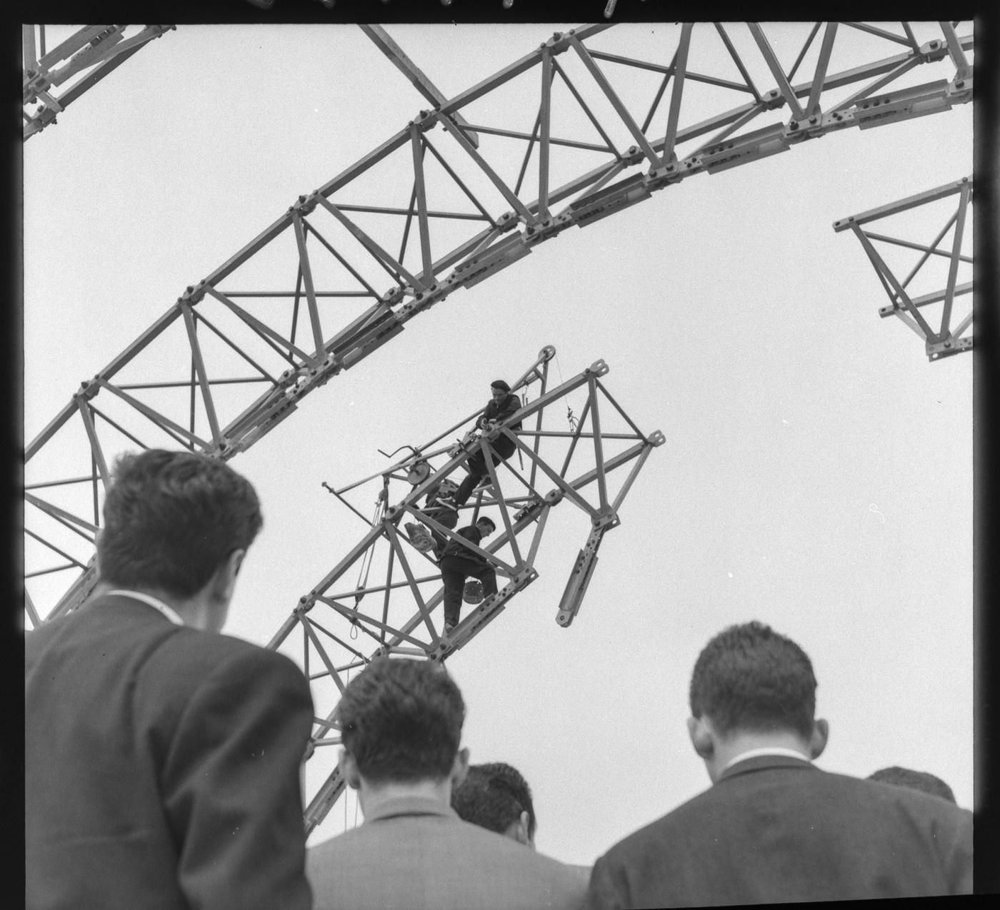 Visita de alumnos de ingeniería a la obra de la carretera de Alcobendas en 1959.