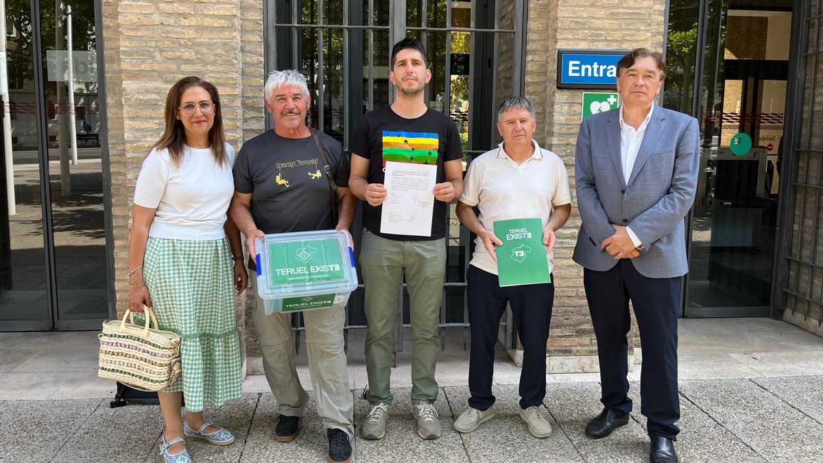 De izquierda a derecha, los representantes de Teruel Existe Pilar Buj, Antonio Donoso, Gerargo Villarroya, Javier Ciprés y Tomás Guitarte.