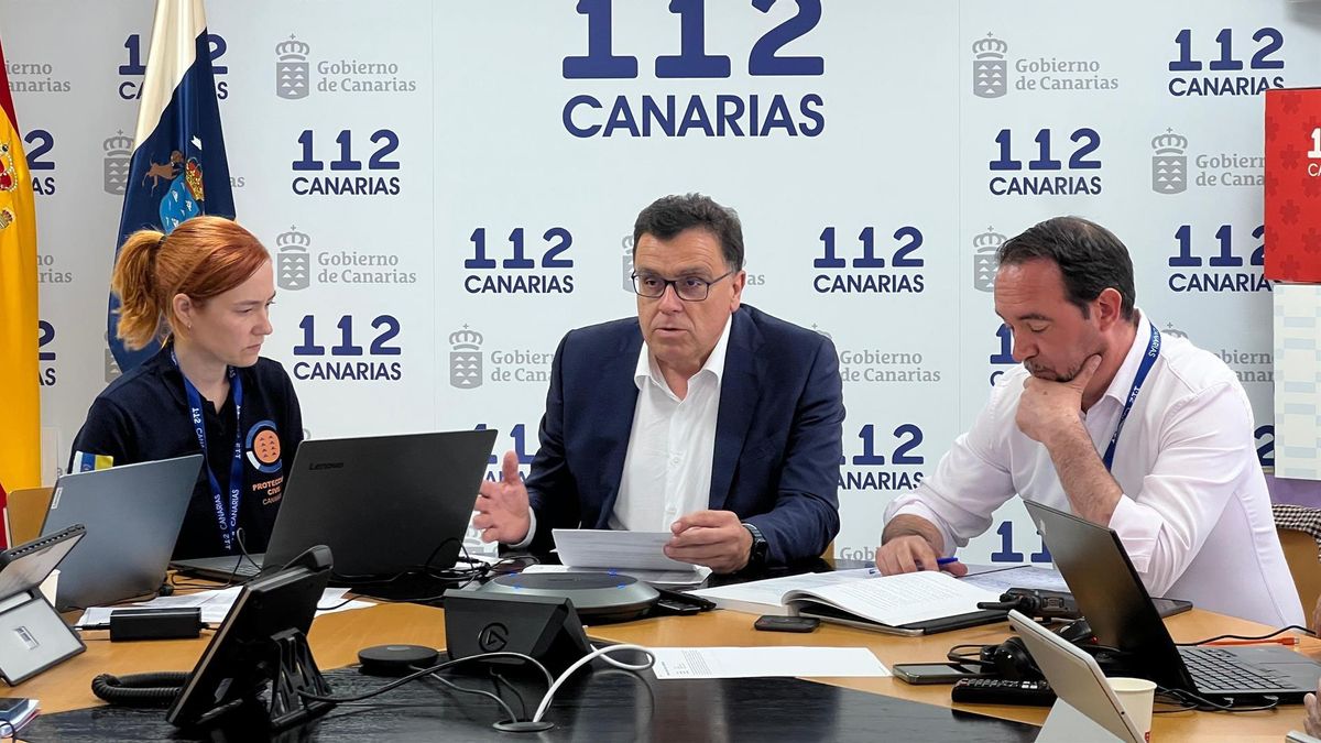 La Jefa del Servicio de priotección Civil y Emergencias de Canarias, Montse Román, el consejero de Emergencias del Gobierno de Canarias, Manuel Miranda, y el viceconsejero, Marcos Lorenzo, en una reunión de seguimiento del Plateca.